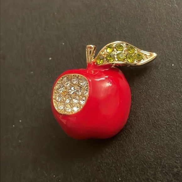 MACY'S APPLE brooch WITH crystals - Picture 2 of 3